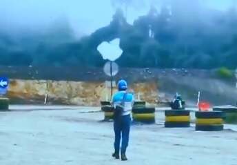 سحابة تهبط الى الارض