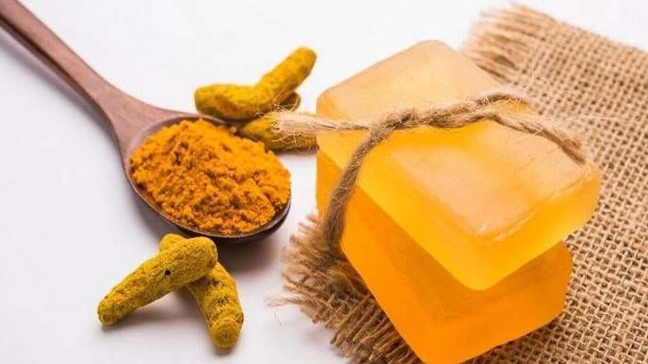 طريقة-عمل-صابونة-الكركم-لتفتيح-البشرة