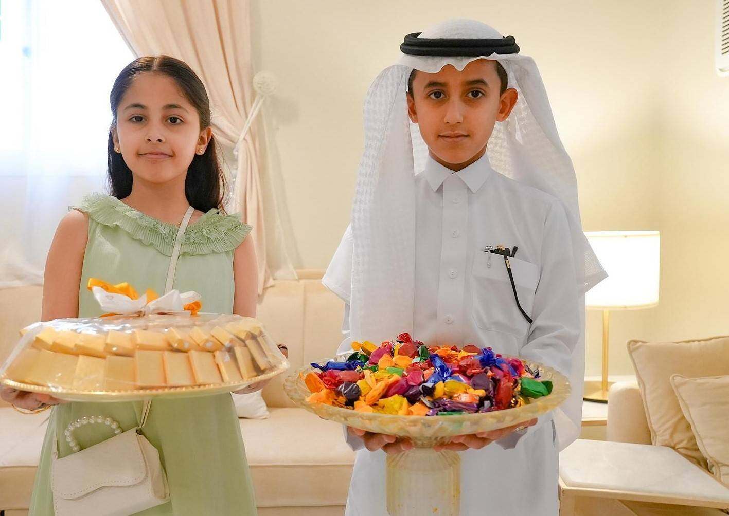 الأطفال يشاركون في تجهيزات عيد الفطر