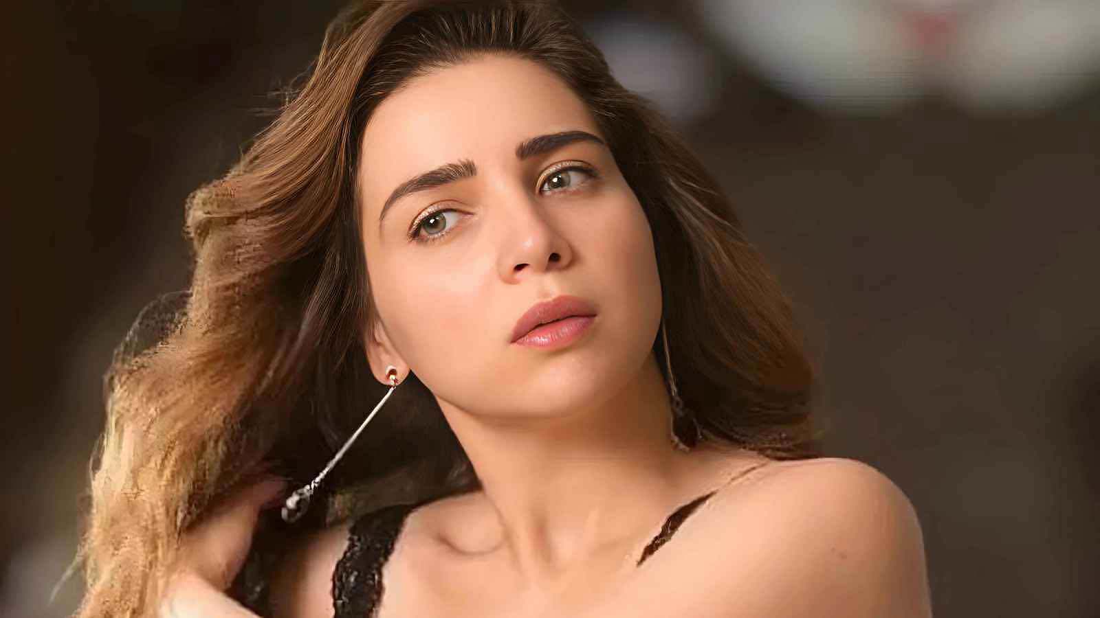 الفنانة مي عز الدين
