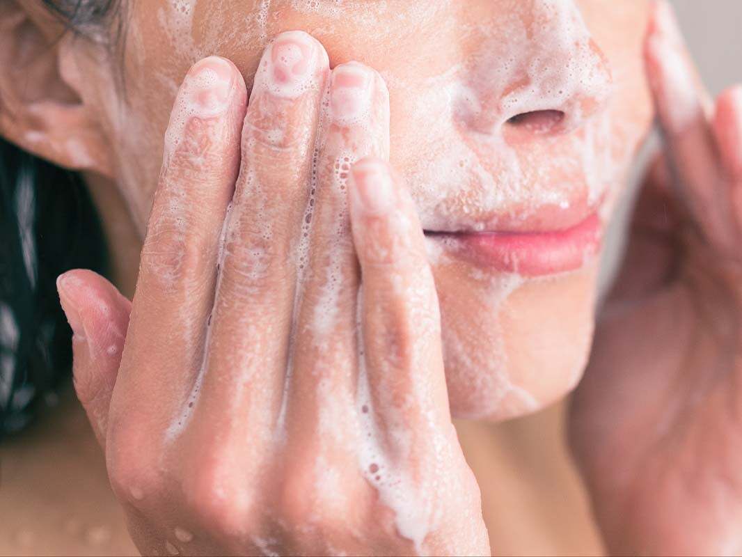 غسل الوجه بالصابون