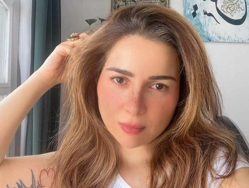 الفنانة مي عز الدين