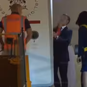 لقطة نادرة.. ماكرون يتلقى صفعة من زوجته بريجيت وسط جولة رسمية