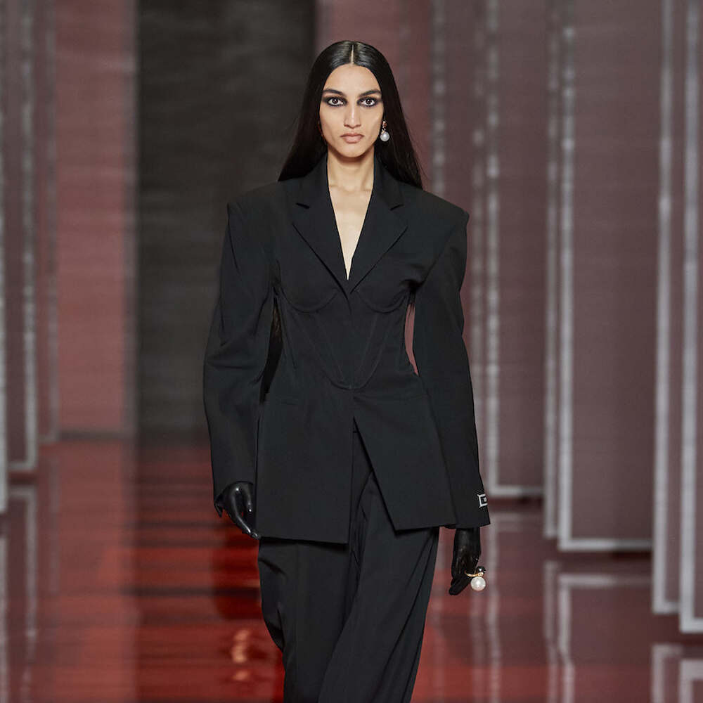 Versace بدلة سوداء أنيقة من