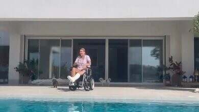 غادة عبدالرزاق على كرسي متحرك