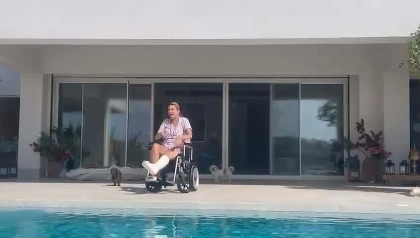 غادة عبدالرزاق على كرسي متحرك