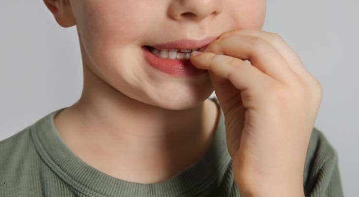 قضم الأظافر عند الاطفال