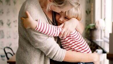 متى يكون الحضن أهم من الكلام في تربية الأطفال؟