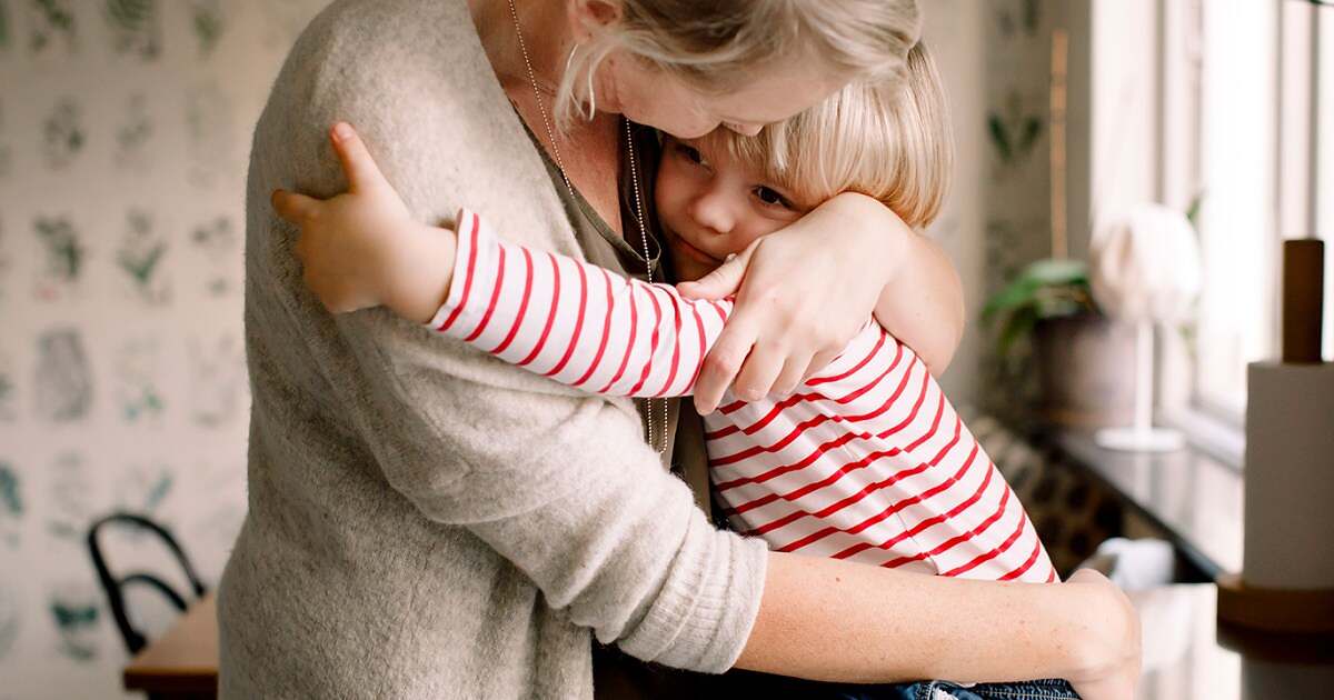 متى يكون الحضن أهم من الكلام في تربية الأطفال؟