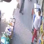 طفلة مصرية تتصدر التريند بعد موقف هز القلوب (فيديو)