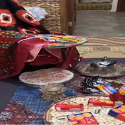 حين كان الفرح بلا تكلّف… شاهد بالفيديو فتيات يعِدن الحياة لسبعينات اليمن في جلسة خطفت القلوب