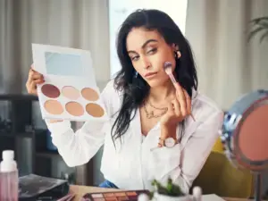 المكياج ليس لونًا فقط.. بل “لغة شخصية”: كيف تختارين إطلالتك بناءً على نفسك لا على الترند؟