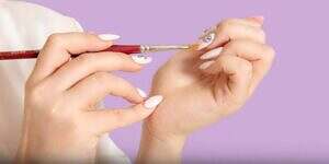 وداعاً للتقصف.. الدليل الشامل لعلاج تكسر الأظافر واستعادة قوتها في خطوات بسيطة