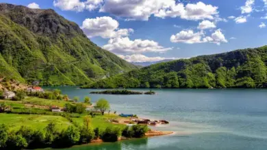 شاطئ-في-ألبانيا