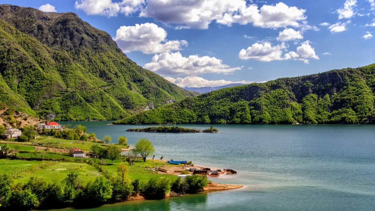 شاطئ-في-ألبانيا