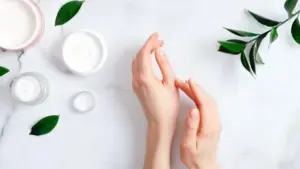 وداعاً لخشونة اليدين وإحراج المفاصل الداكنة.. خلطات سحرية تعيد ليديكِ النعومة والبياض في دقائق