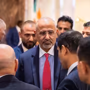 انفراجة في عدن.. المجلس الانتقالي يستعيد مقراته السيادية وعودة مرتقبة للزبيدي بعد "توافق" سعودي إماراتي