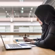 أسرار المرأة الناجحة.. روتين صباحي ذكي يمنحكِ الأناقة والتركيز قبل الذهاب للعمل