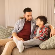 الفراغ المنسي.. كيف يرسم "الأب الغائب عاطفياً" ملامح شخصية الأبناء في المستقبل؟