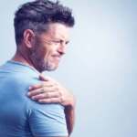 أوجاع الصباح المزعجة.. لماذا يتحول نوم الجانب إلى كابوس لآلام الكتف وكيف تتخلص منها فوراً؟