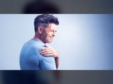 ألم الكتف عند النوم عليه