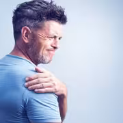 أوجاع الصباح المزعجة.. لماذا يتحول نوم الجانب إلى كابوس لآلام الكتف وكيف تتخلص منها فوراً؟