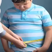 ناقوس الخطر الصامت.. متى يتحول وزن طفلك من "طبيعي" إلى "زائد" وفق المعايير الطبية؟