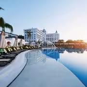 أفضل الفنادق والمنتجعات السياحية في السعودية لصيف 2026