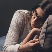 كيف تتعامل بذكاء وعاطفة مع تقلبات زوجتك خلال فترة الدورة الشهرية؟