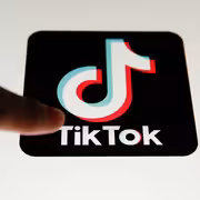 تيك توك يصنع النجوم في يوم واحد: كيف تتحول من مجهول إلى ترند خلال 24 ساعة؟