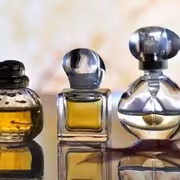 أسرار الأناقة الخفية.. دليلك لاختيار أفخم العطور الرجالية والنسائية العالمية التي تجذب الأنظار